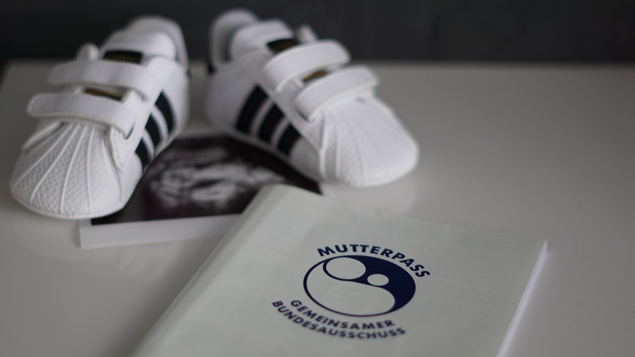 Des baskets top tendances pour les premiers pas d'un enfant